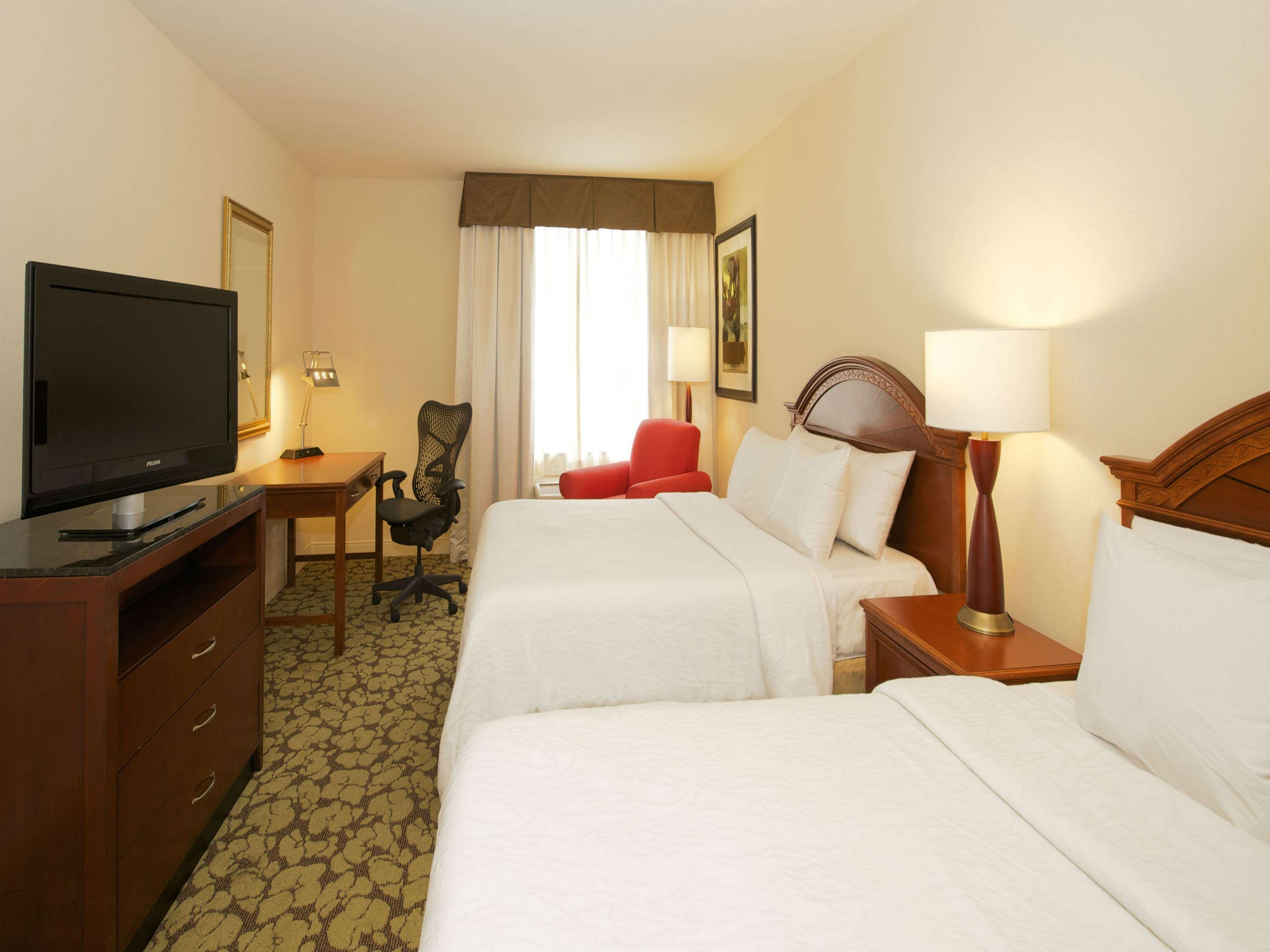 Hilton Garden Inn Virginia Beach Town Center Exterior photo