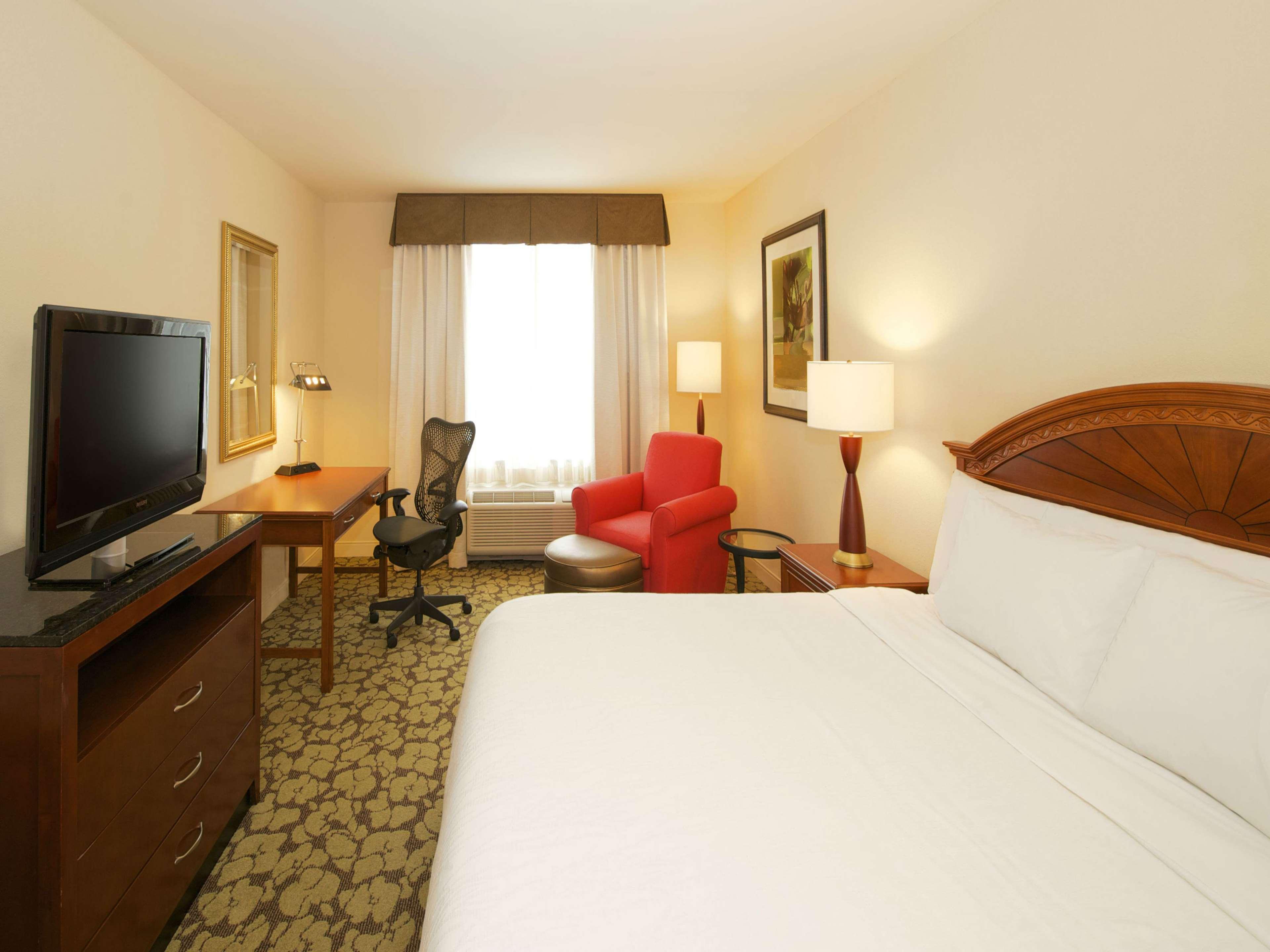Hilton Garden Inn Virginia Beach Town Center Exterior photo