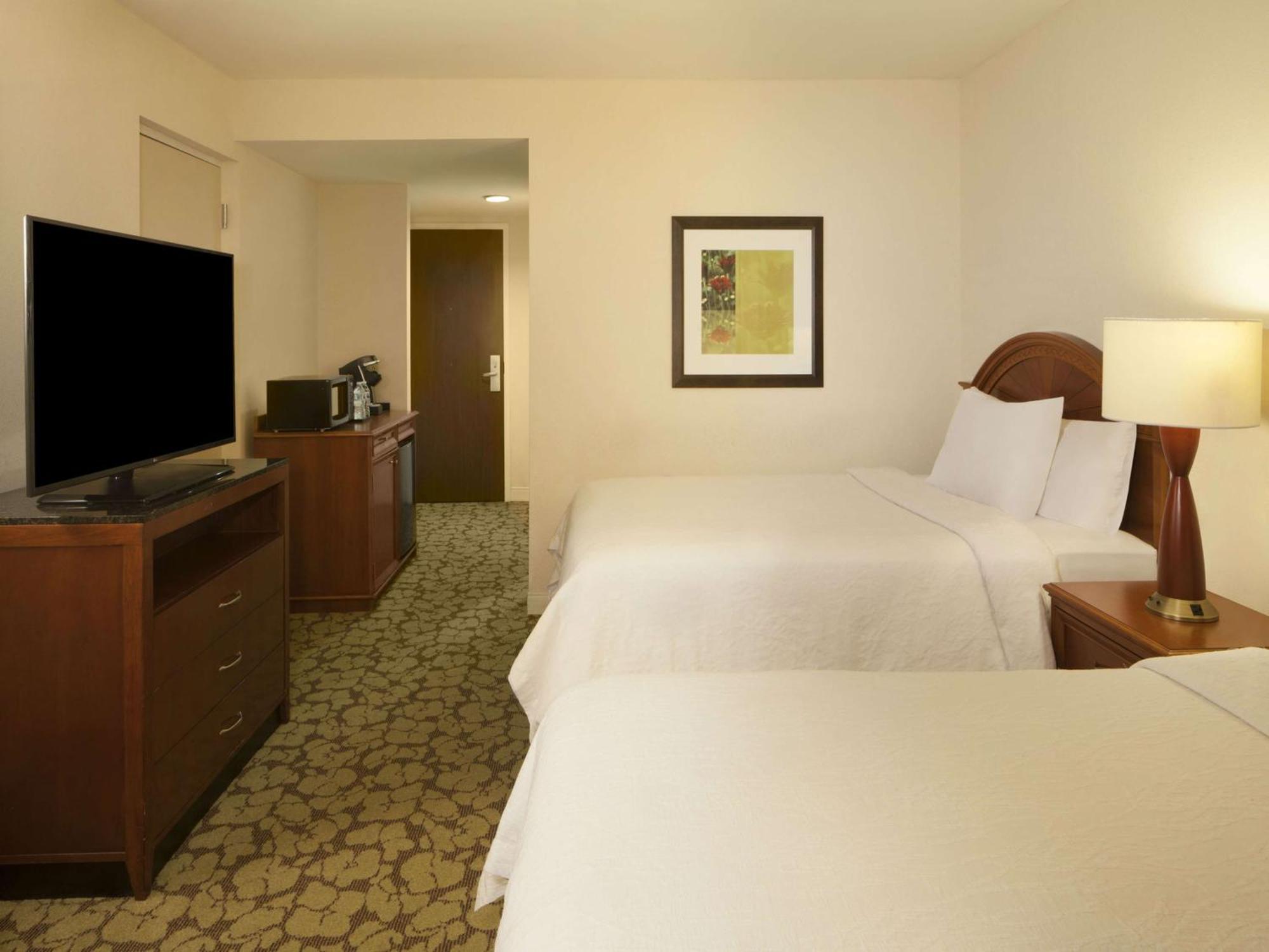 Hilton Garden Inn Virginia Beach Town Center Exterior photo