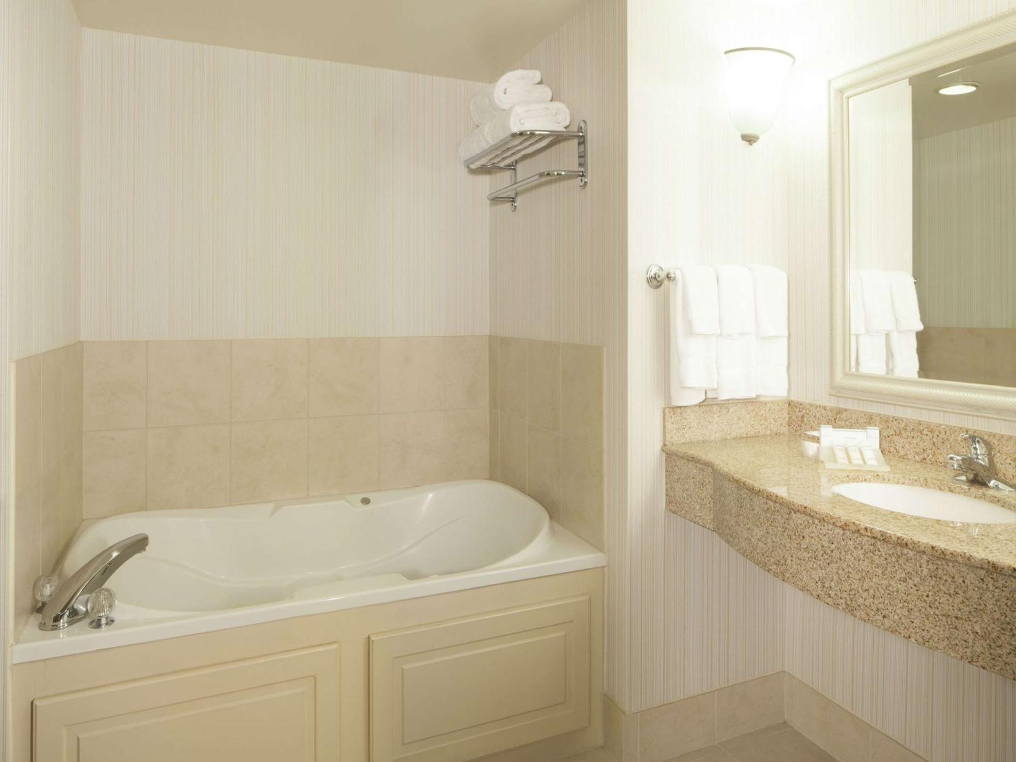 Hilton Garden Inn Virginia Beach Town Center Exterior photo