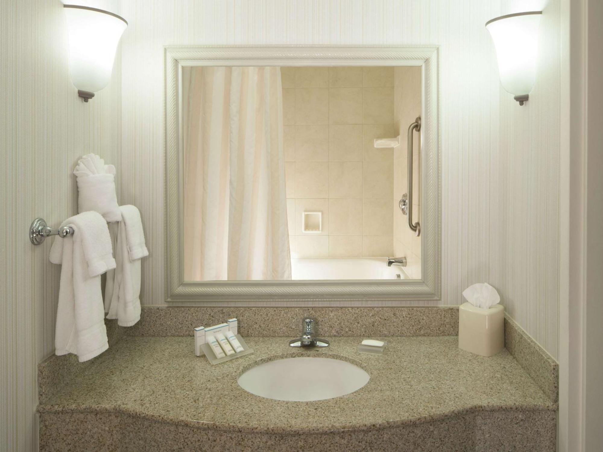 Hilton Garden Inn Virginia Beach Town Center Exterior photo