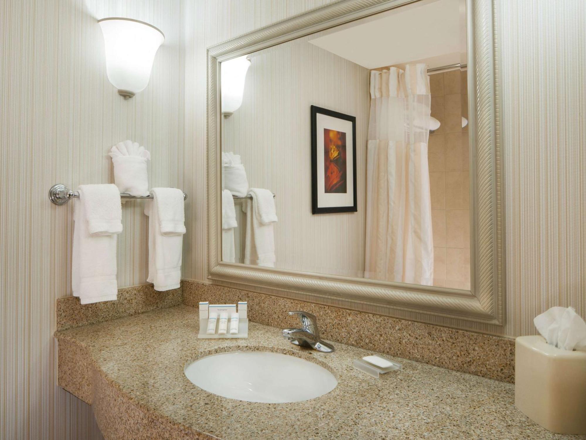 Hilton Garden Inn Virginia Beach Town Center Exterior photo